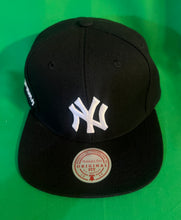Load image into Gallery viewer, New York Yankees Navy Cooperstown Evergreen Snapback Hat